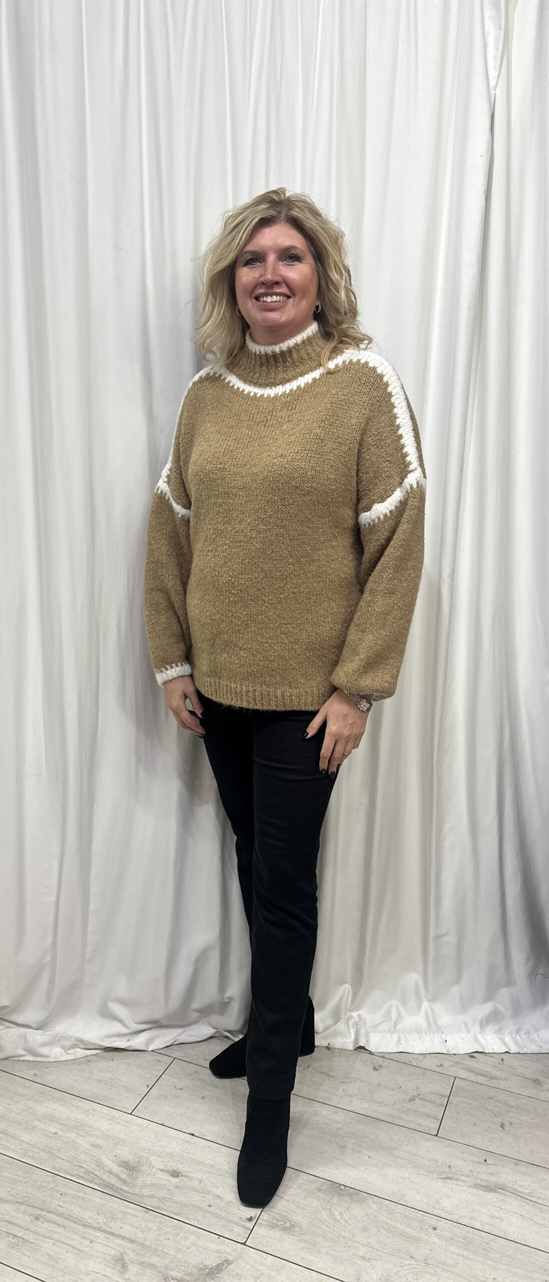 Contrast Chunky Jumper in Tan & White